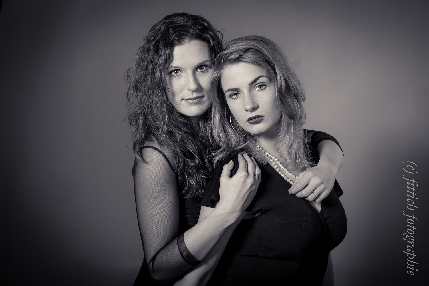 2 Fotomodelle beim Modelsharing im Fotoworkshop Kiel Fotostudio