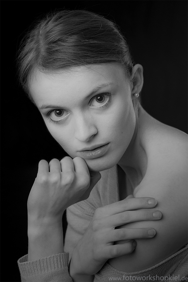 Portrait - weiblich - schwarz weiß - Fotoworkshop Kiel - Fotostudio - Potraitkurs, Modelsharing by Timm Engels