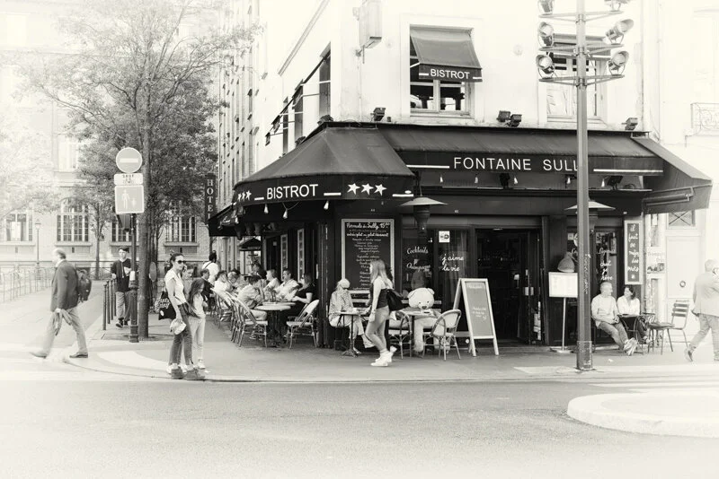 J‘aime la vie …. look carefully, notice anything unusual among the guests of this cafe?
