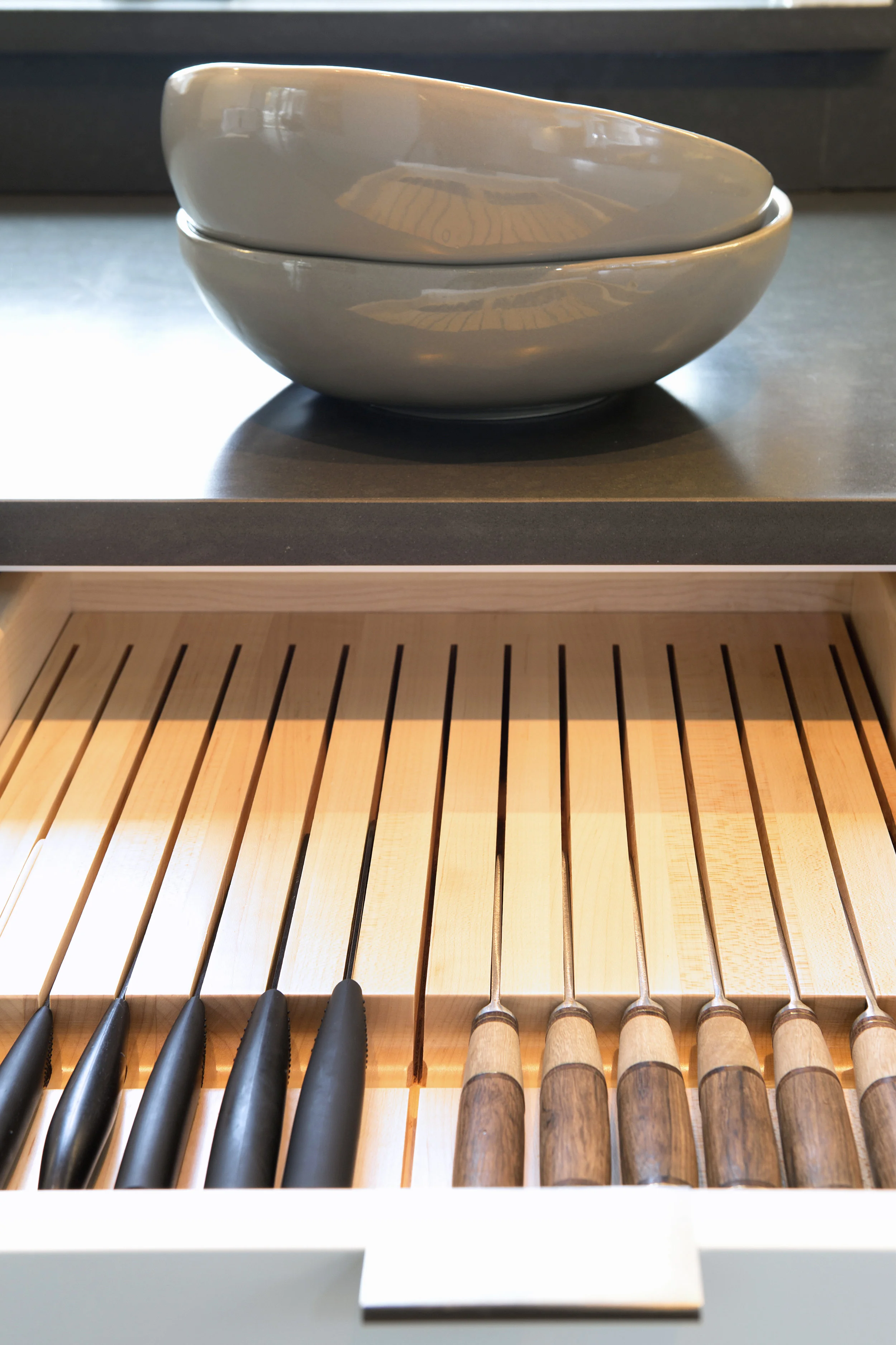 A custom wood-block insert holds knives, to there’s no need for a knife block to clutter up counter space