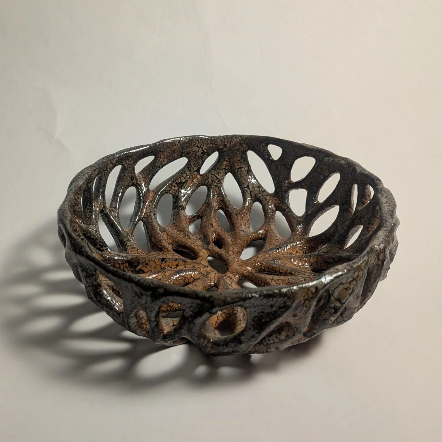 Love these textures!🐢🌳 What do you see in them?

#madeinLA #ceramics #cone10 #shino #layering #carved #wheelthrown #oneofakindart