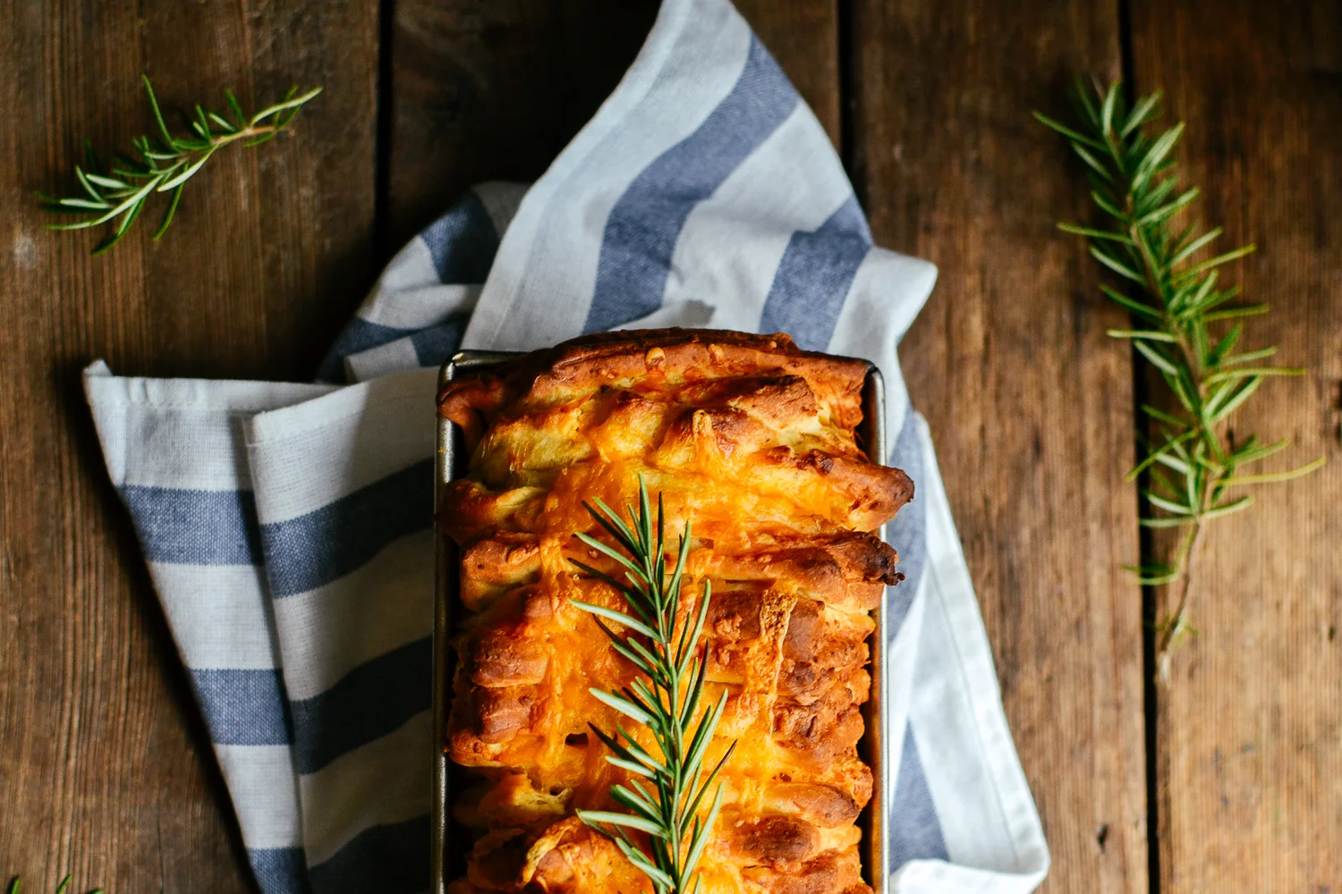 cheesy rosemary pullapart bread — the farmer's daughter let's bake