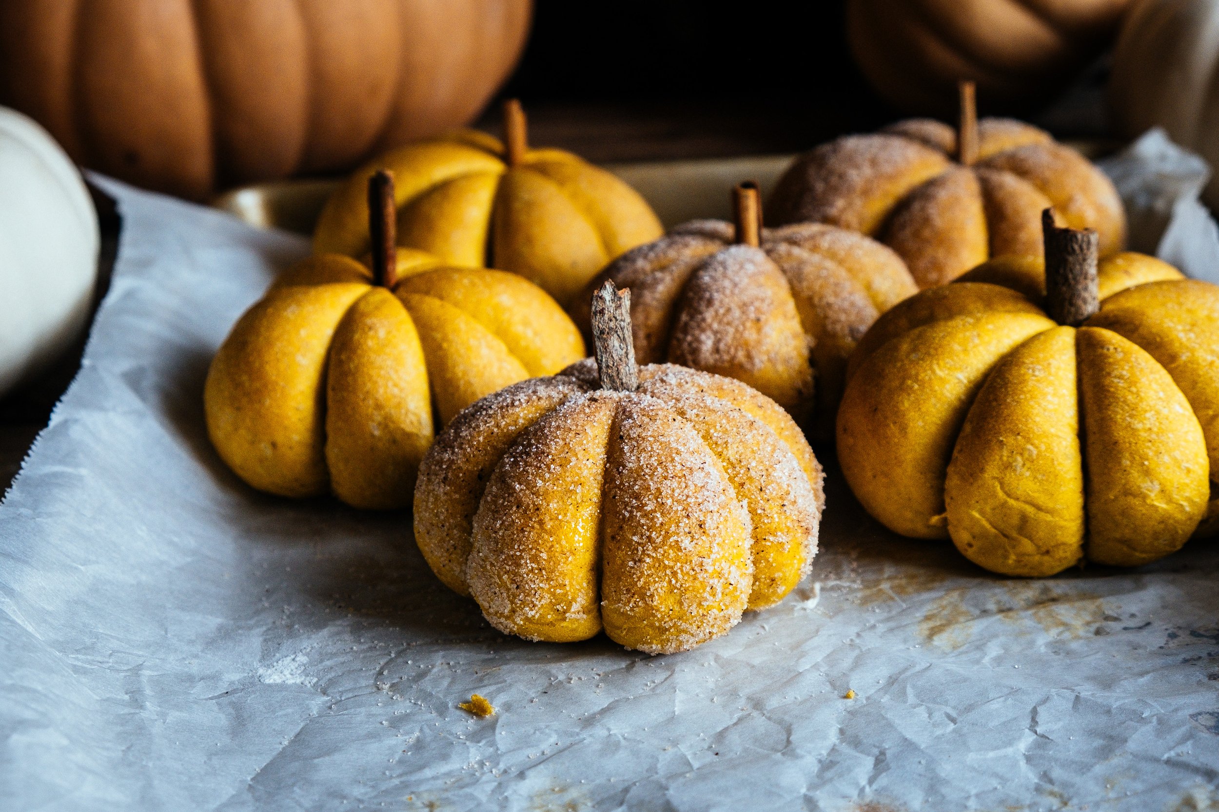 pumpkin shaped buns (and cinnamon buns)