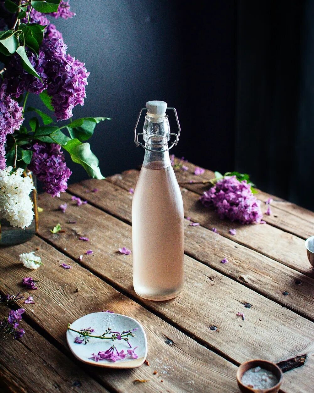 Lilac sugar &amp; syrup season! Our lilacs are in bloom ✨️finally✨️ and I love them so much. 

The recipe for both the sugar &amp; syrup are linked in my profile! 

And my blog has other lilac recipes as well 💜

#lilacs #lilacseson #floralbaking #ed