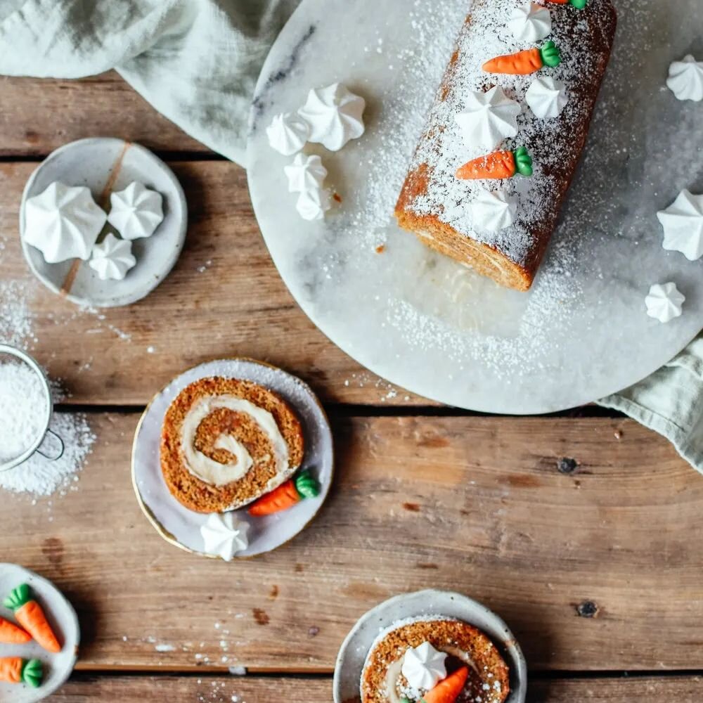 Thinking I need to bake a roll cake asap ✨️ This carrot cake beauty is filled with a goat cheese frosting for something a bit different (swap in cream cheese if you prefer). 

Recipe is linked in my profile! 🥕 🐰 

#rollcake #carrotcake #rusticbakes