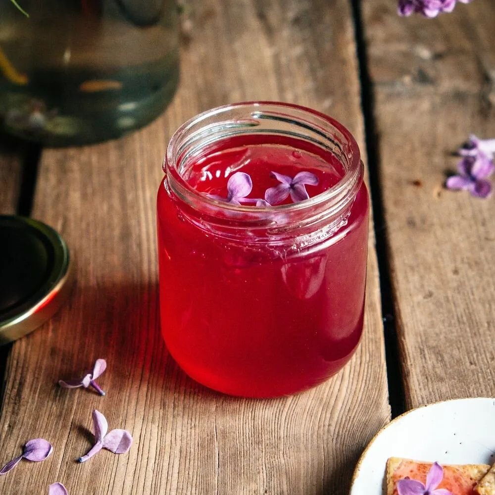 Lilac jelly ✨️ such a fun way to preserve the fleeting flower for a little while longer! This delicately floral jelly is so fun on charcuterie boards and pairs well with soft cheeses. Colour will vary with the type of lilac you have!
Recipe is in my 