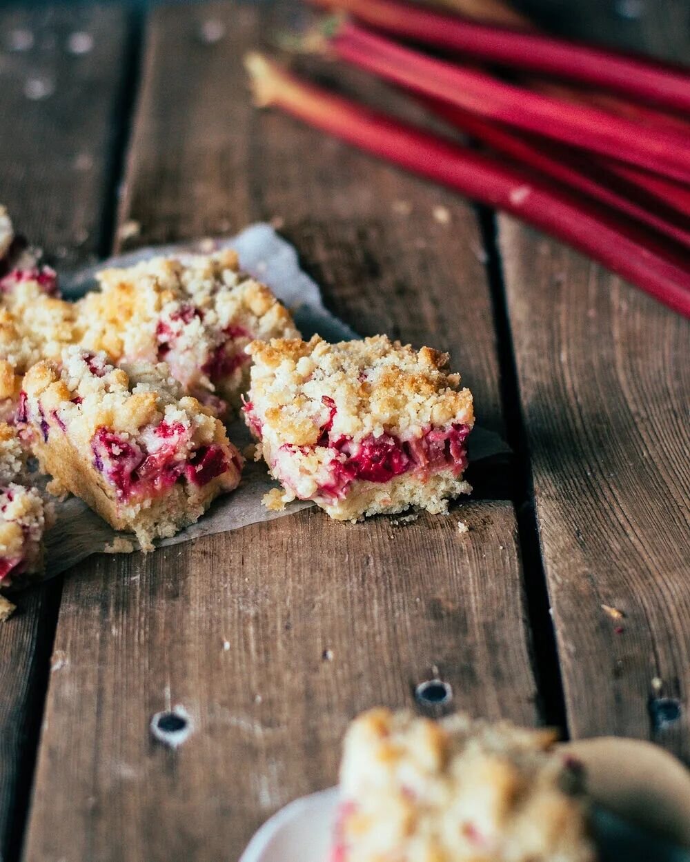 Rhubarb season is the best season 🙌  This rhubarb platz is a layered dessert with a thin cake on the bottom, a generous layer of rhubarb, and topped with buttery crumbs 🤤❤
Recipe is linked in my profile.

#rhubarb #platz #rhubarbseason #springbakin