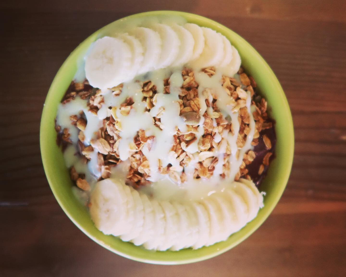 Order one of our premade bowls or add your own style. Link in bio to order for pickup or delivery. 

Traditional: A&ccedil;a&iacute; guaran&aacute;, banana, Apple/citrus juice blend. Topped with Granola, Fresh banana, Condensed milk.

Falsa Baiana: A