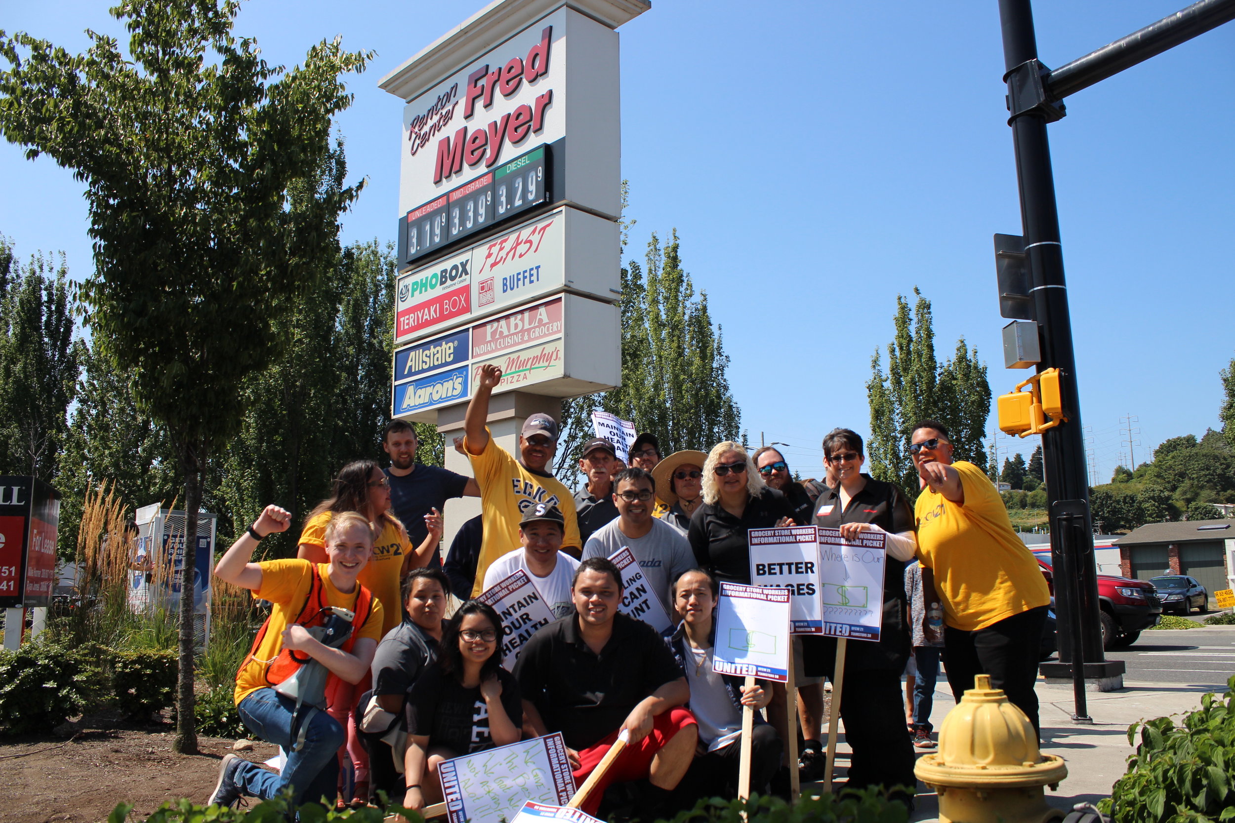 Grocery Store Bargain Informational Picket Photos — UFCW 21