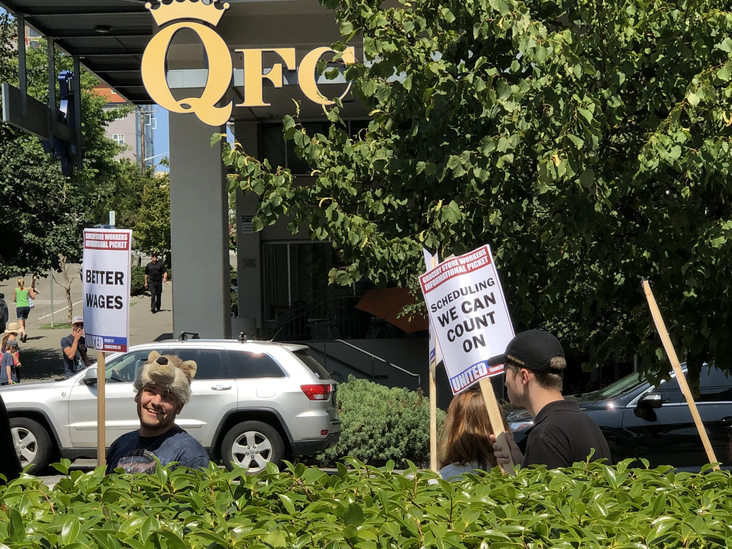 Grocery Store Bargain Informational Picket Photos — UFCW 3000