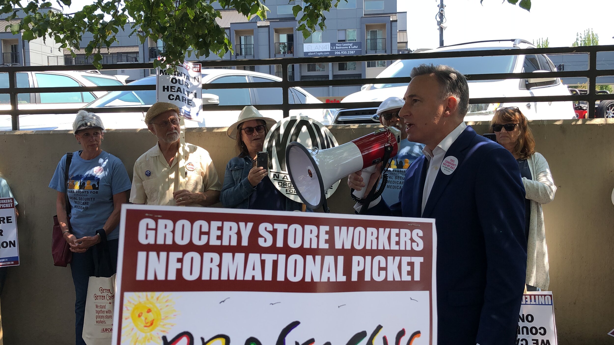 Grocery Info Picket - Safeway - West Seattle -Dow Constantine  (3).JPG