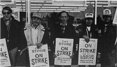 1983 picketers outside Lucky store on Ambaum..png