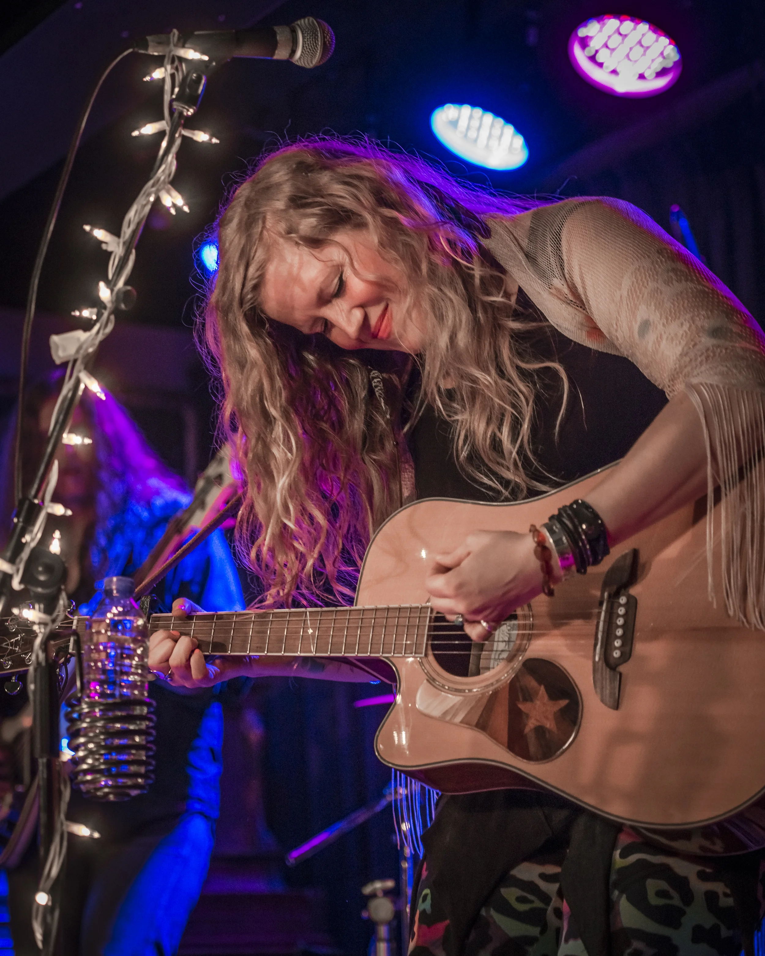 Photo_of_Lindsay_on_stage_taken_by_Steve_Gerecke