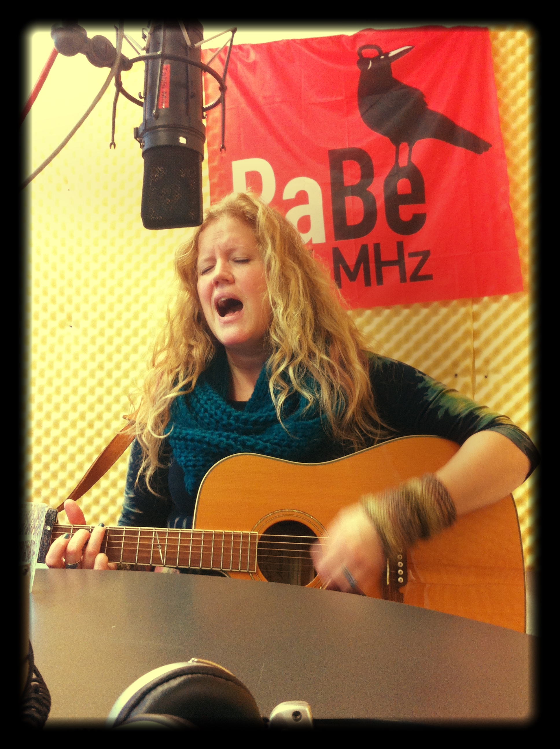 Me_singing_live_on_RADIO_RABE_in_Bern