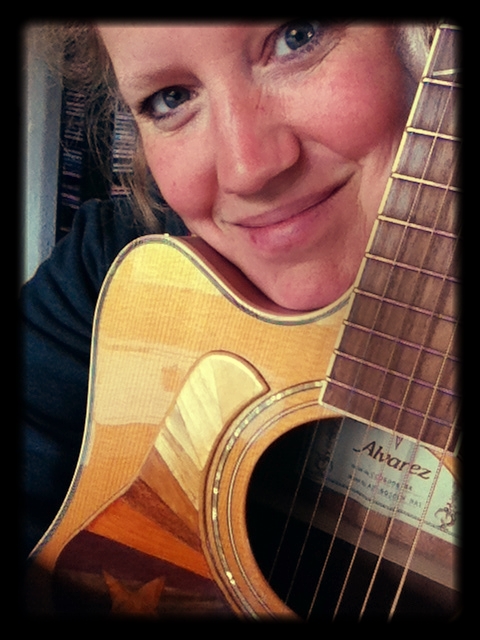 Lindsay_holds_her_Guitar