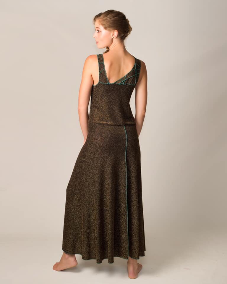 I particularly love the top back of this dress. 