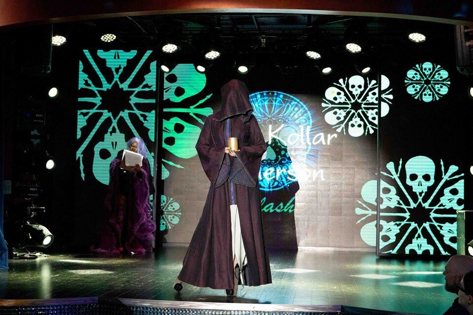 I asked Michie to enter the stage in this dark cloak. 