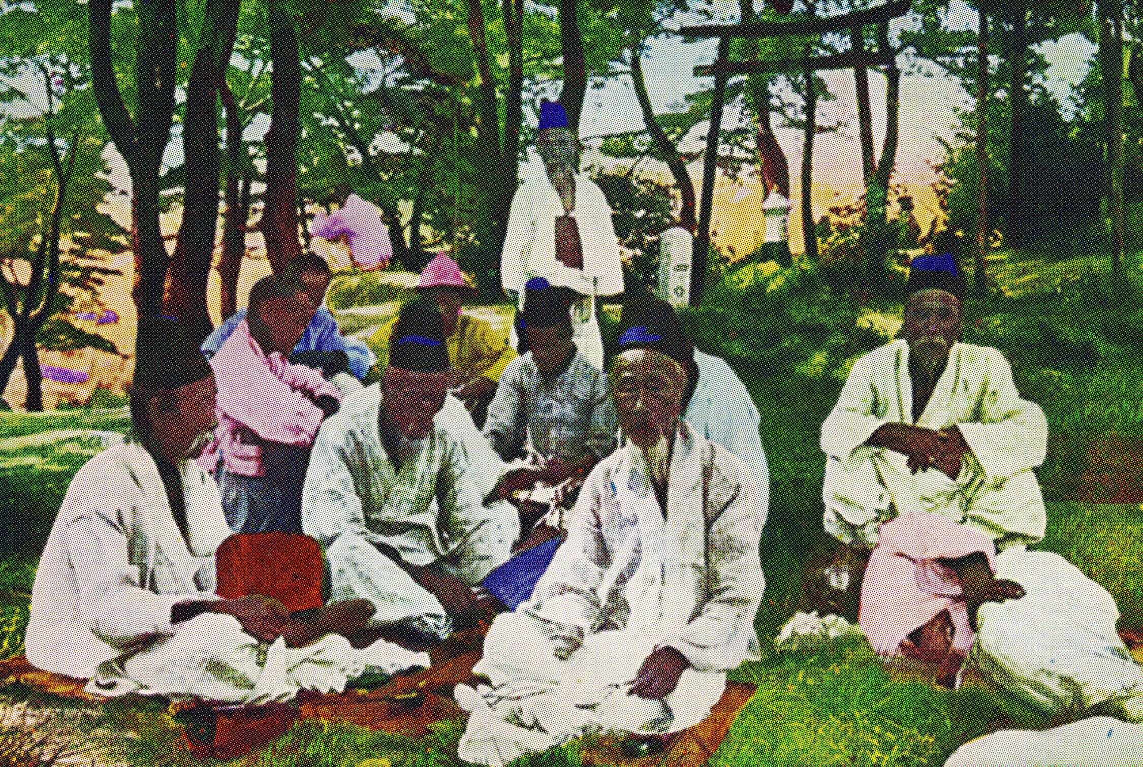 Untitled (Des hommes humbles déjeunent sur l'herbe)