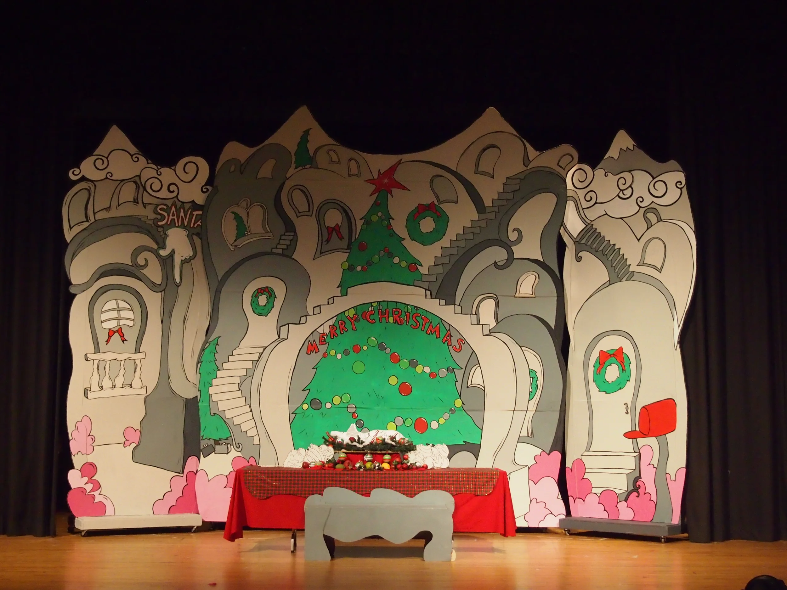 Act 2, 8Xmas Set.JPG