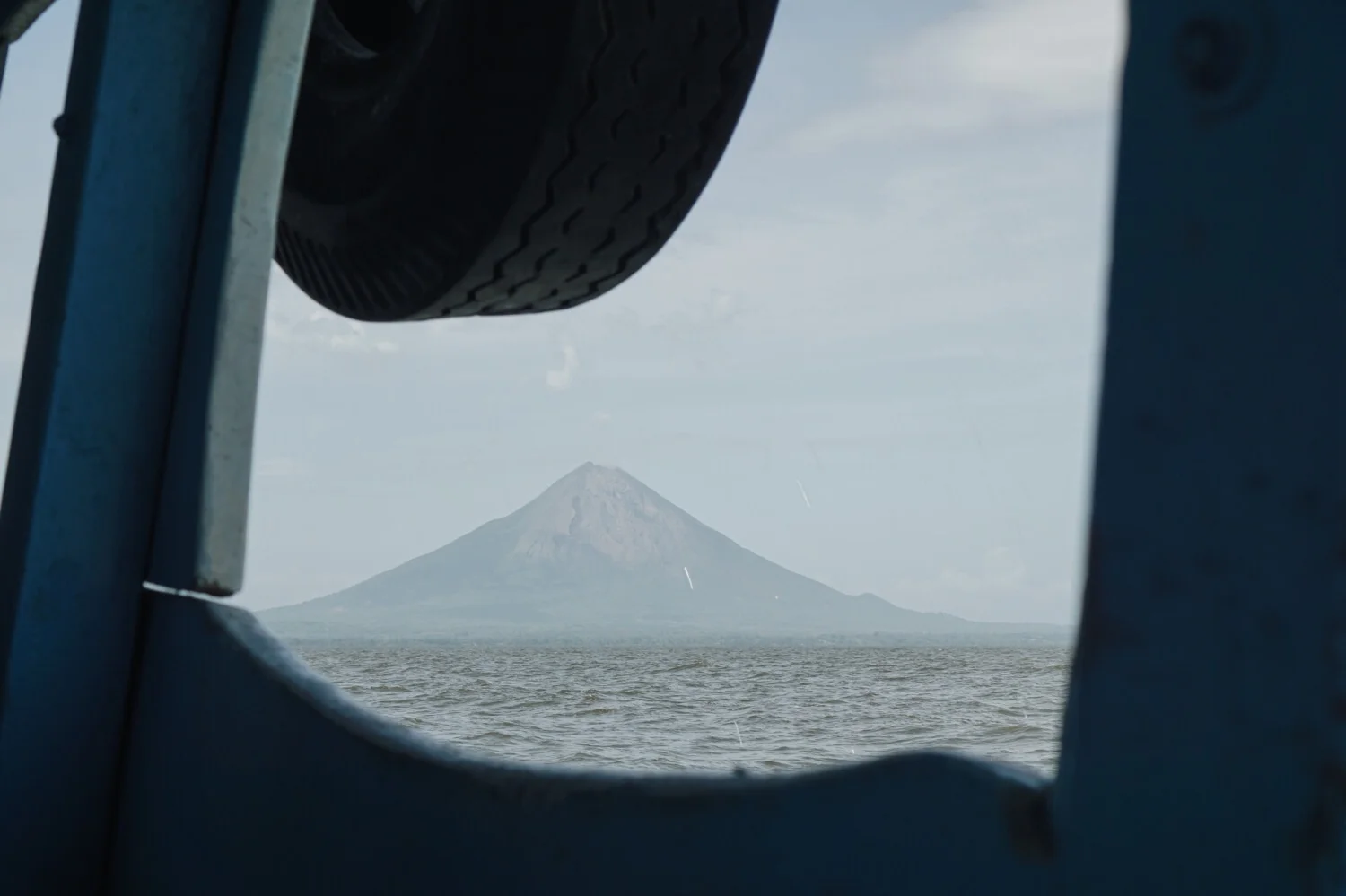 In einem ziemlich alten Boot gings auf die Isla de Ometepe.