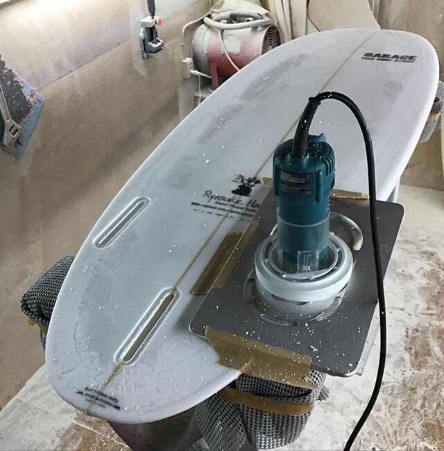 All processes are handmade.
Glassing for Epoxy.
&bull;
&bull;
#surfboardshaping 
#sanding 
#glassing 
#electricplaner 
#Hitachi
#makita 
#custom 
#handshaped 
#shaping 
#eps 
#futuresfins 
#tint 
#pigment 
#color 
#surfboard 
#surf  #surfing 
#fiberg