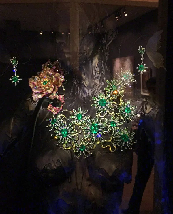 Astonishing emerald and diamond sculptural necklace by Wallace Chan. Note the astonishing size of the emeralds.