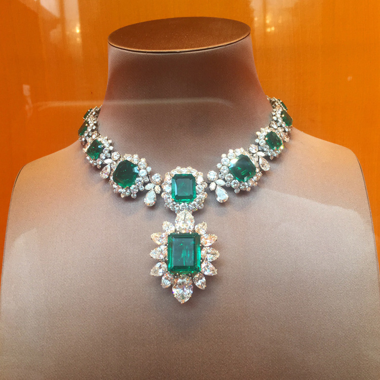 The matchless emerald necklace of Elizabeth Taylor. Made by Bvlgari, it was a present from Richard Burton.