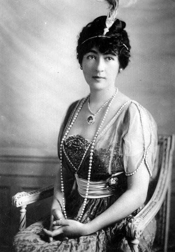 The heiress Evalyn Walsh McLean in 1912 wearing a feathered aigrette set with a diamond of a stupendous side. Round her neck is the infamous Hope diamond.
