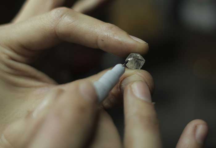  A cutter marks a stone with Indian ink before starting work on a stone.