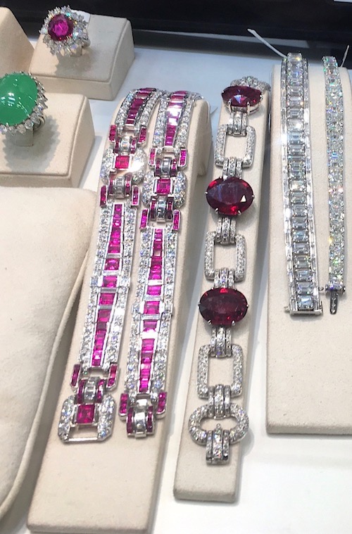 Jewels in the Art Deco style and strong colours were the order of the day at Basel in 2017.