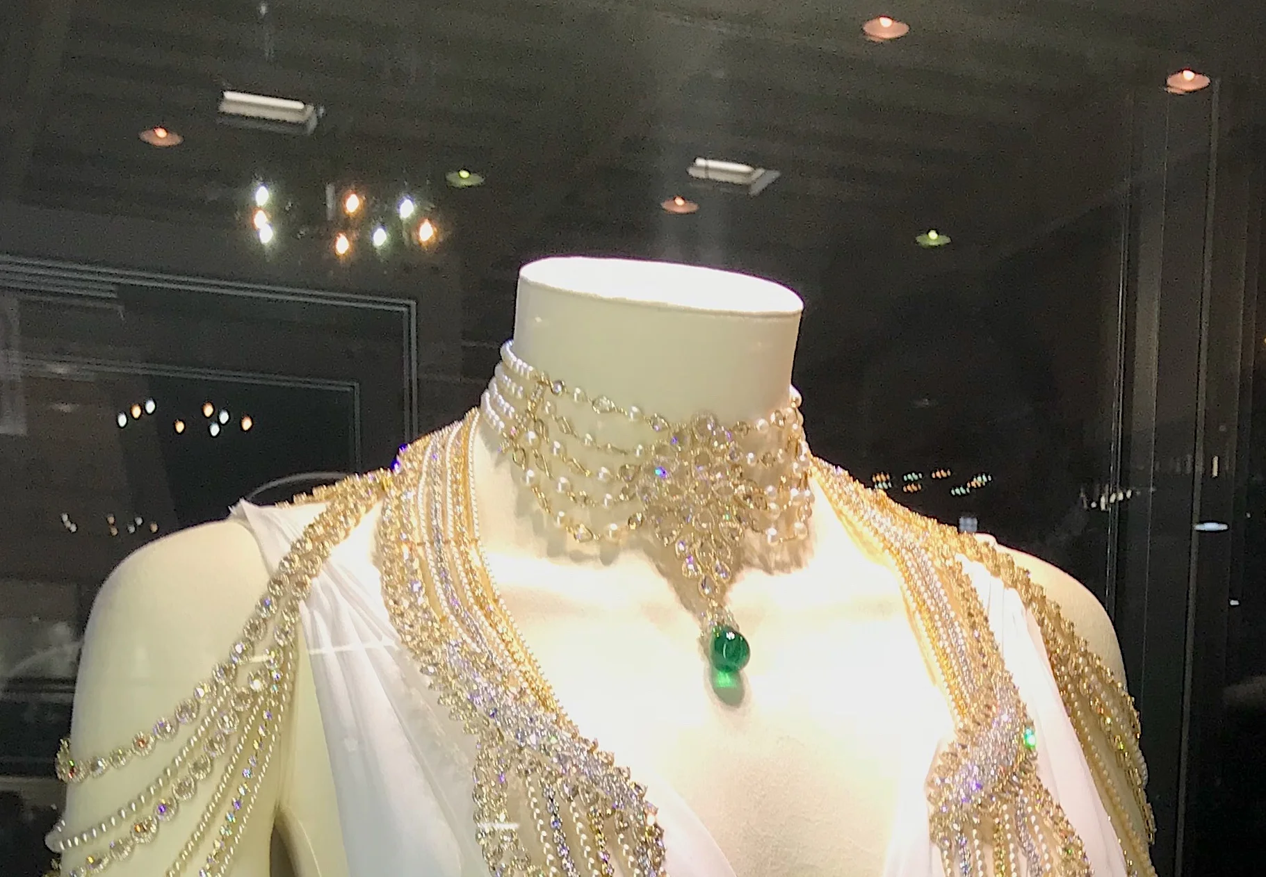 The top part of the jewel is detachable to be worn alone as a choker.