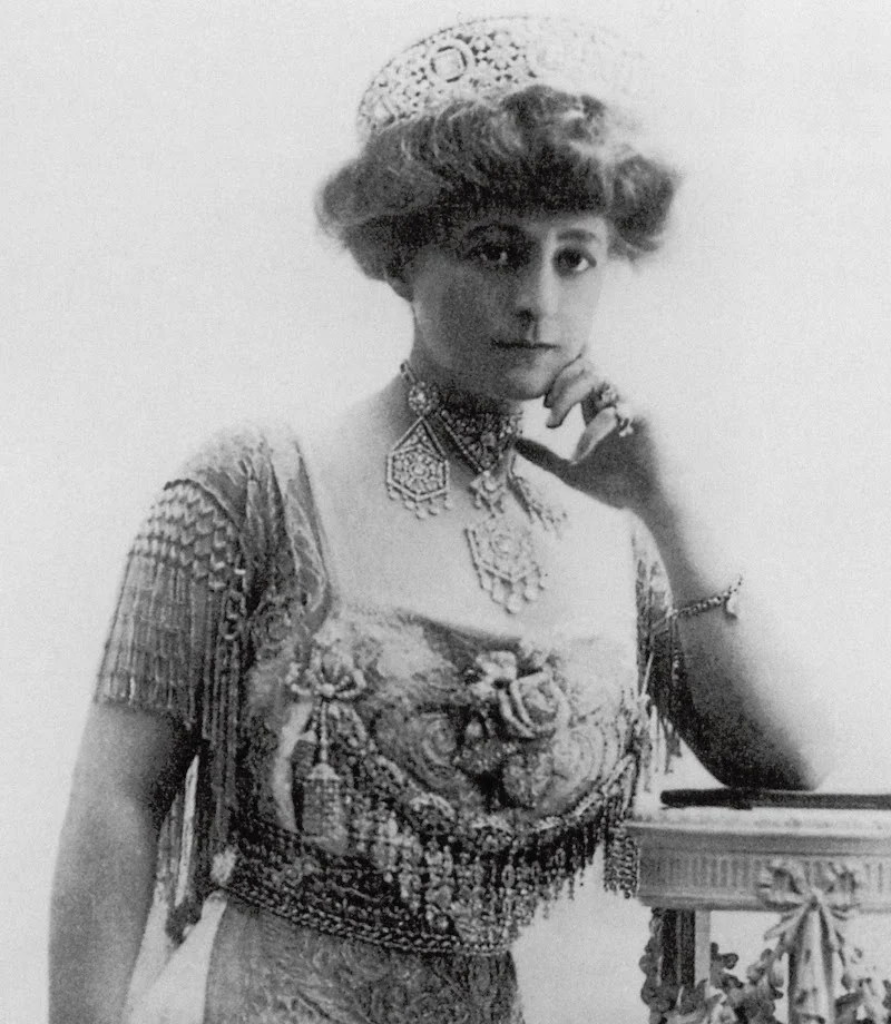 Originally, tiaras were made to crown a stately sweep of hair, as shown here by Mrs. Cornelius Vanderbilt III