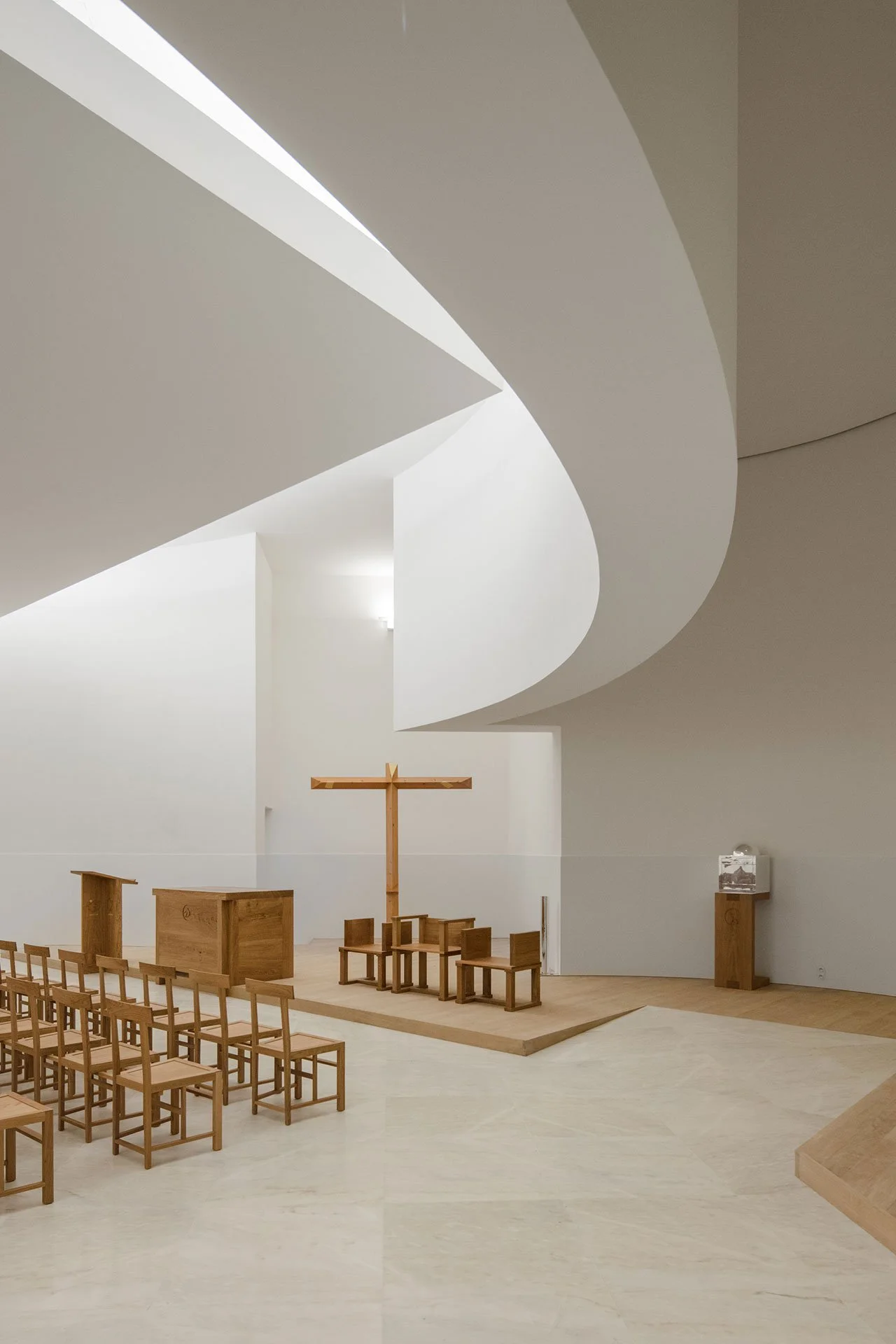 s5_church_of_saint_jacques_de_la_lande_rennes_france_alvaro_siza_vieira_dezainaa_3.jpg
