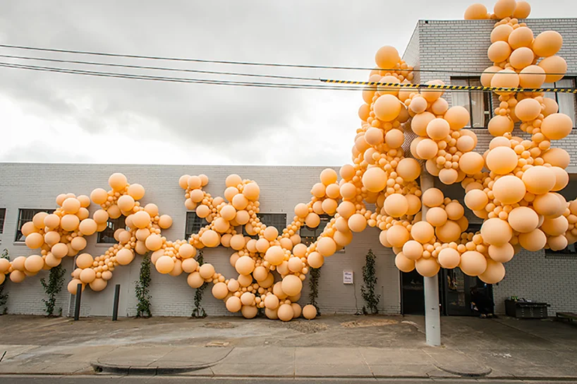geronimo-balloon-diminishing-elation-dezainaa-01.jpg