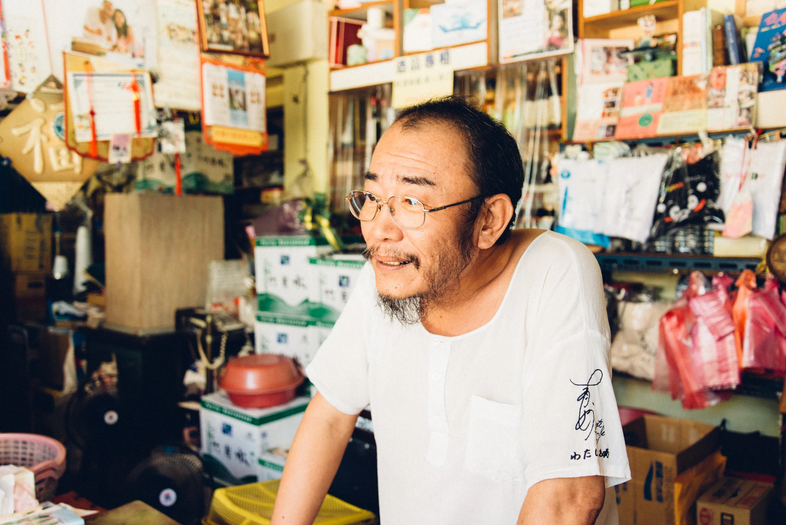 由日本作家一青妙取自檳榔攤上的「圈圈楊」圖案。圈圈在日文發音為「まる(maru)」,中文聽起來正好和路邊的「馬路」相似。(袖口是一青妙的簽名)