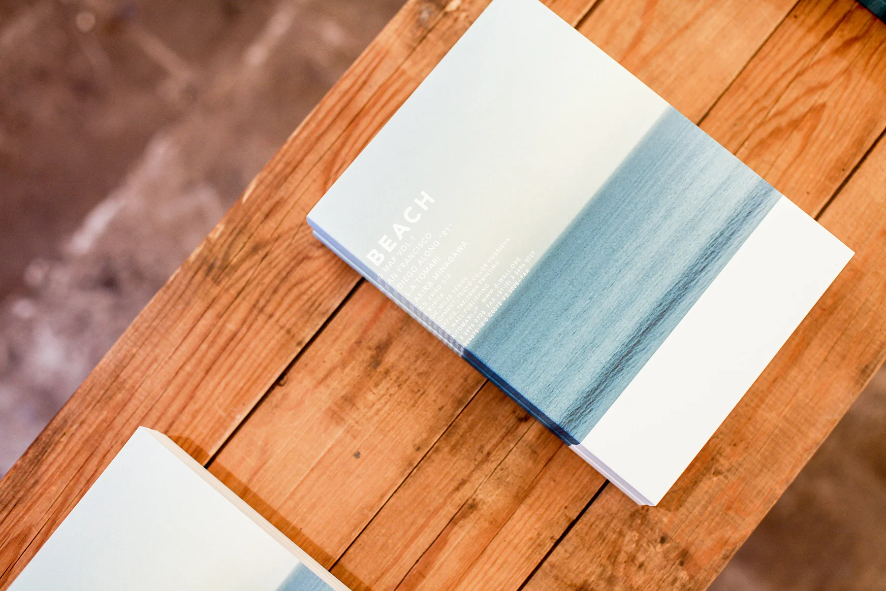 採訪當週店內陳列的是攝影師泊昭雄最新作品《BEACH》