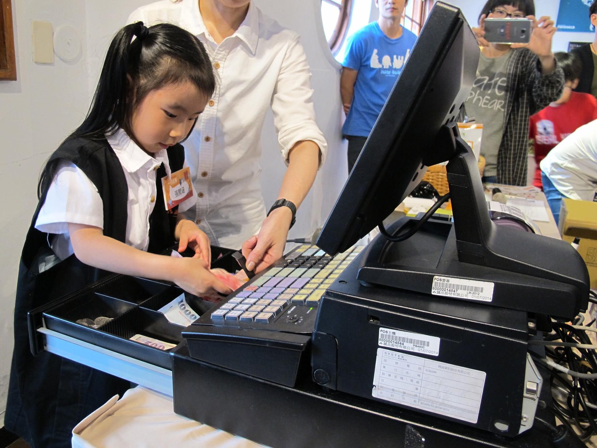 圖4. 即日起至8月31日全台誠品書店指定店點舉辦「小小店長一日體驗活動」 ,讓小朋友親自參與書籍整理、櫃檯結帳與認識書店。.jpg