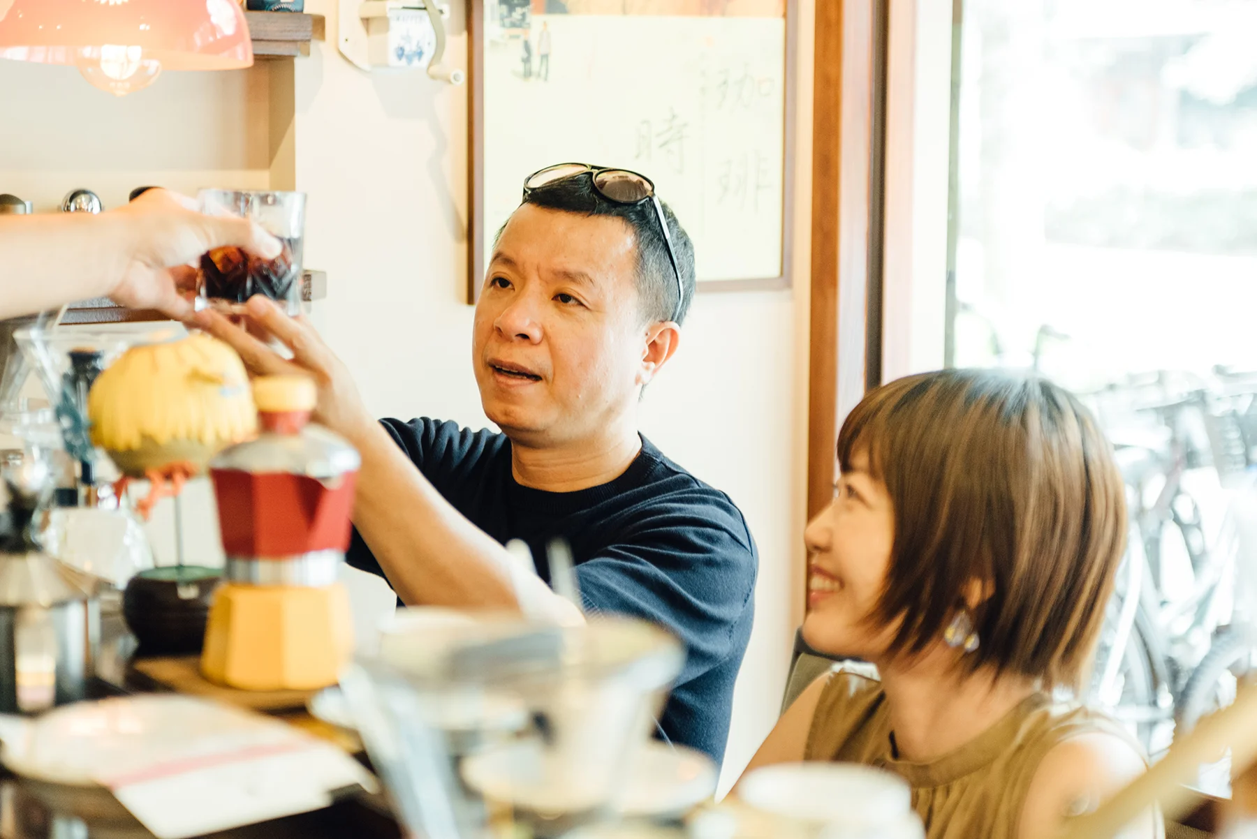 Hally Chen(左)著有《遙遠的冰果室》與《人情咖啡店》2本著作,同時在生活雜誌撰寫專欄。2019年5月出版新書《喫茶萬歲》,匯集12年來走訪21都道府縣喫茶店觀察和影像;陳秀娟(右)任職出版界多年。於2019年4月成立「銀河舍」出版社,《喫茶萬歲》是出版社的第四本作品。