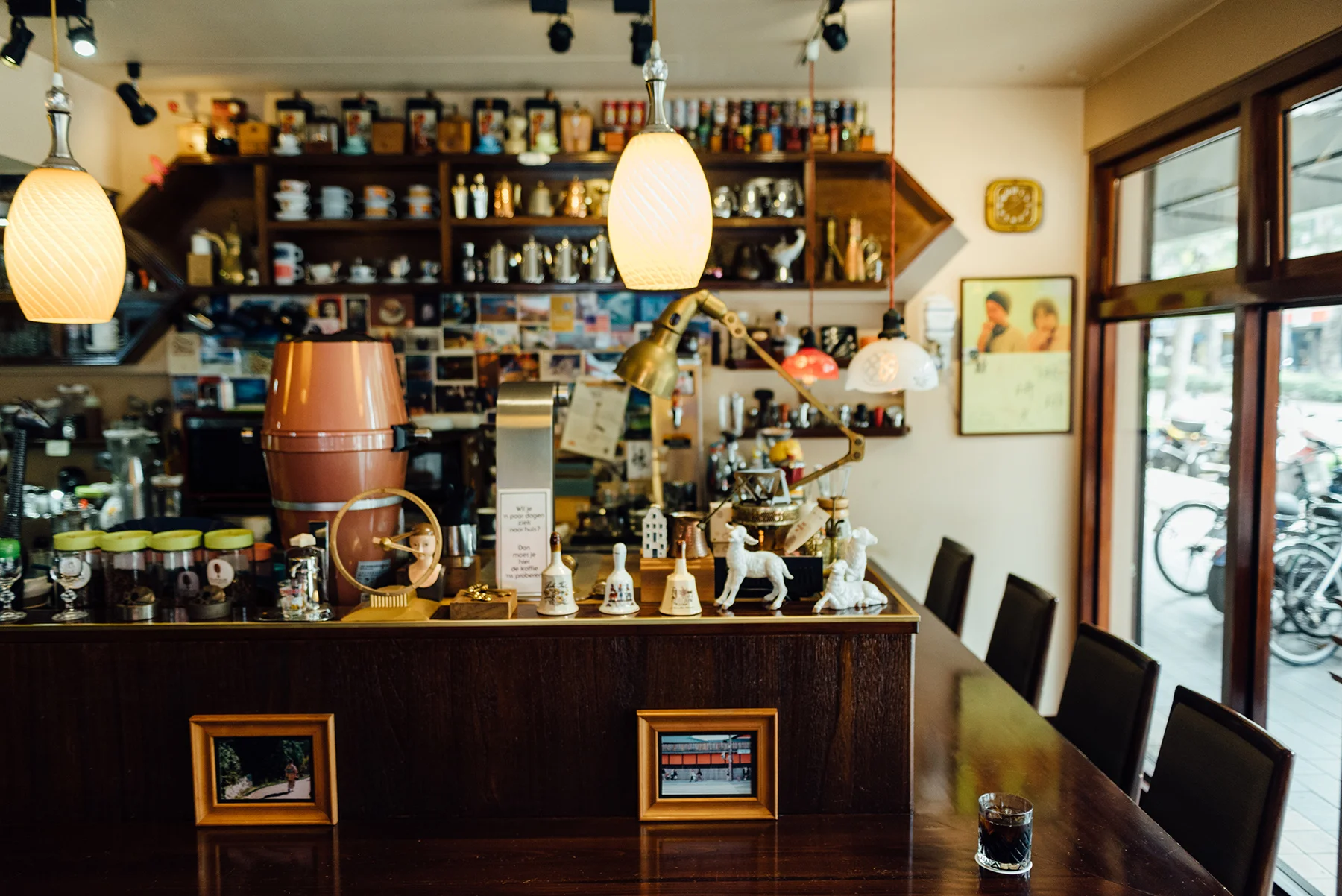 為了報導日本喫茶店,原本喝咖啡會失眠的Hally,跟著RUFOUS COFFEE ROASTERS老闆小楊學習手沖、認識咖啡的各種風味。而Rufous Coffe Roasters使用5種不同風味的豆子調配的冰滴咖啡,是Hally最推薦而且最適合夏天的定番。
