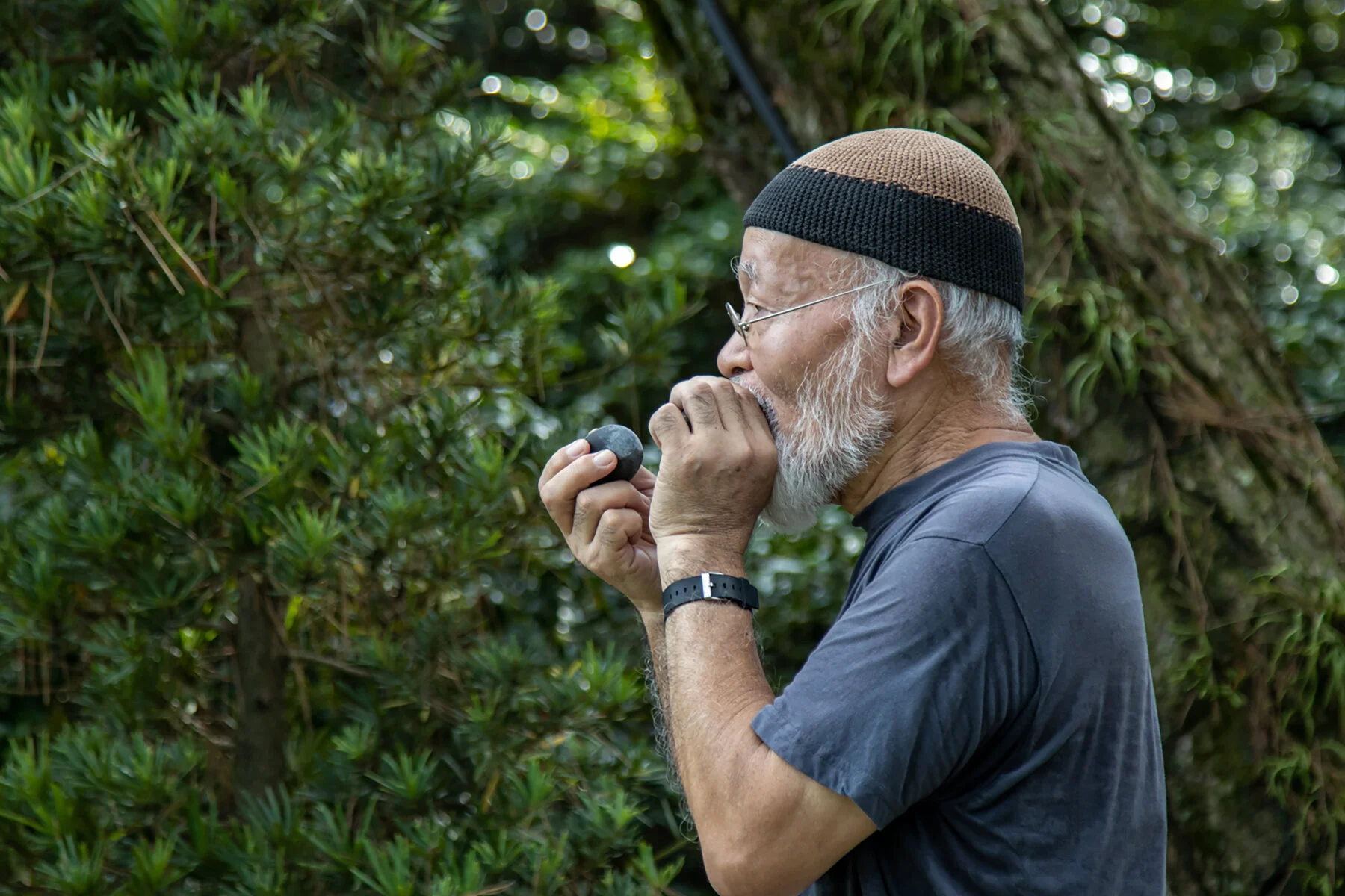 鈴木昭男敲擊樂器，帶領觀眾走入園林_1.jpg