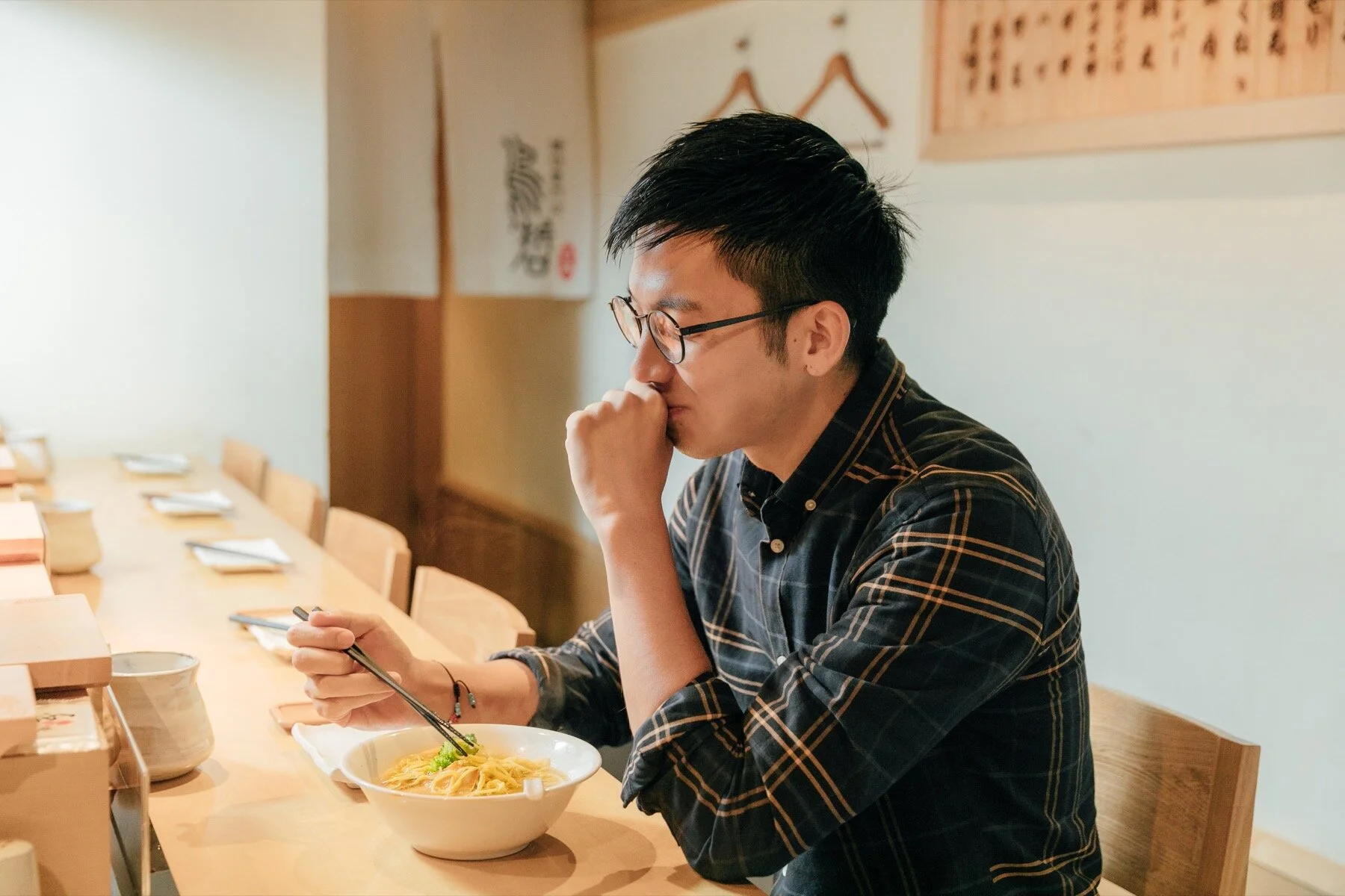 比起發出咻咻聲，露出滿足的幸福表情更能讓拉麵師傅感受到吃的人的心意。