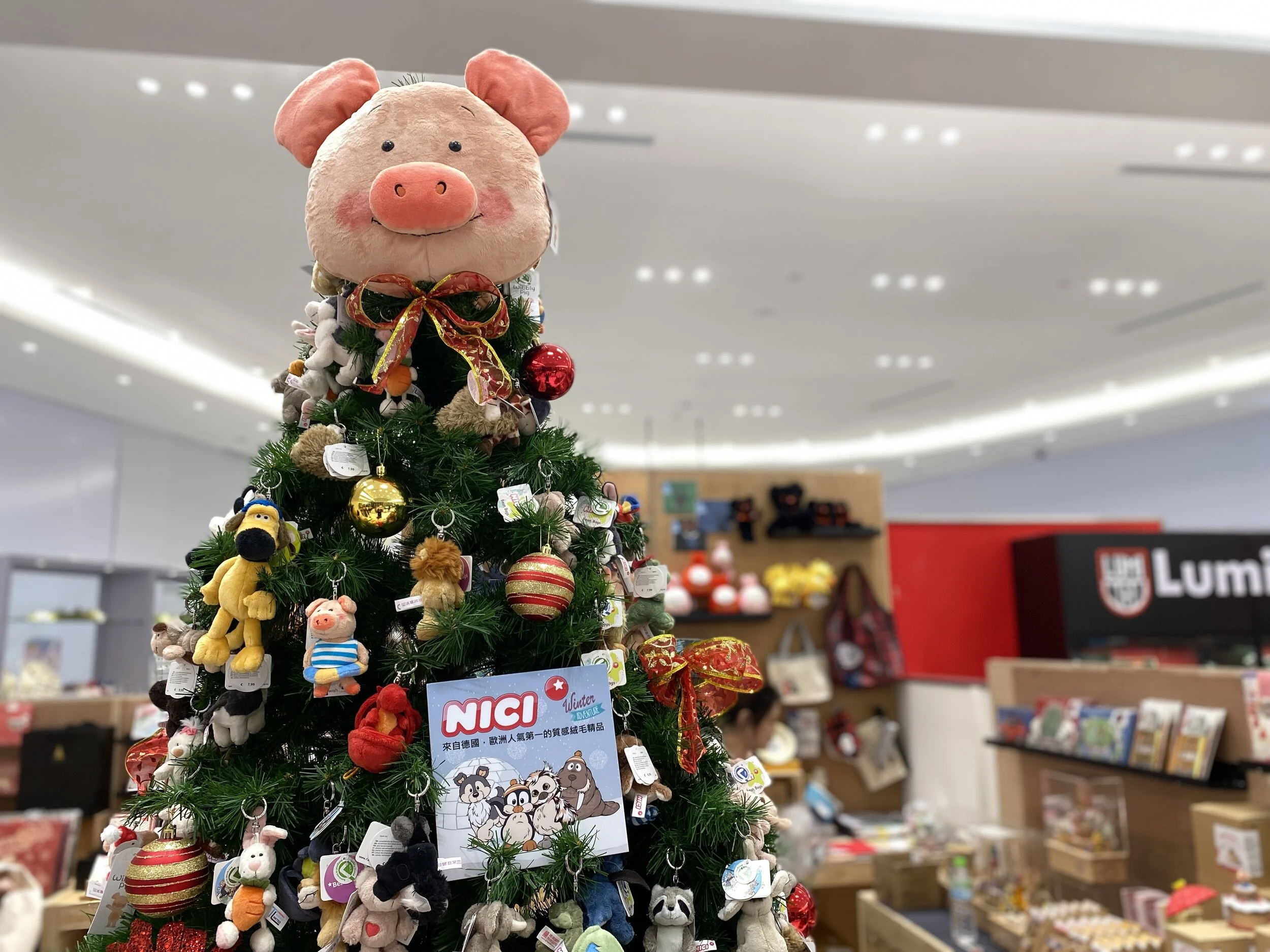誠品書店「微風南山期間限定店」除了書店職人選書推薦，還有禮物節豐富選品。.JPG