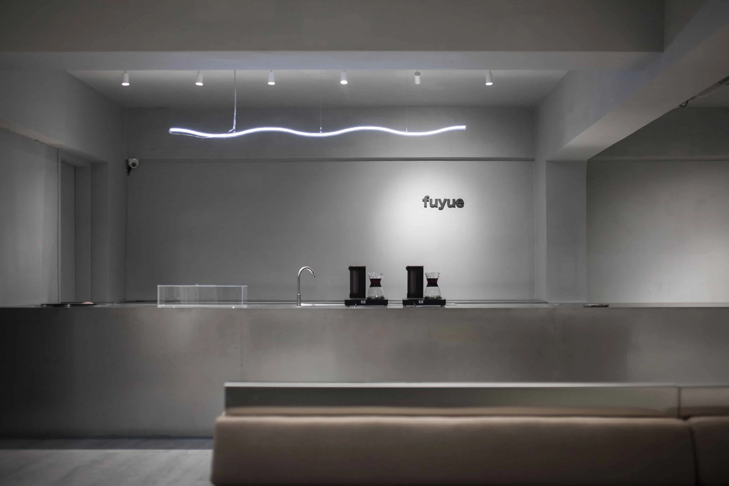 台灣服裝品牌甫月fuyue　首家概念店「logo_f by fuyue」開啟對極致穿著的無限想像