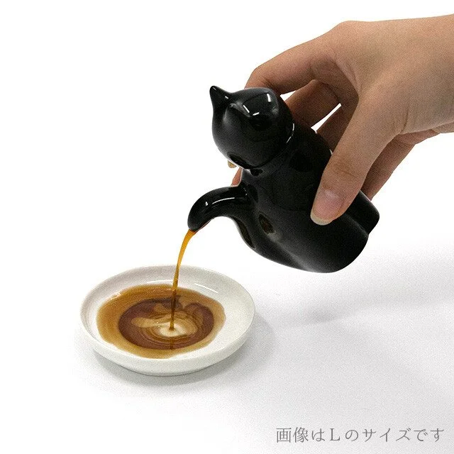 日本品牌ARTHA設計各式貓咪餐具，像是獲2020日本伴手禮大賞的貓咪造型醬油瓶、醬油碟可愛療癒｜誠品書店.jpg