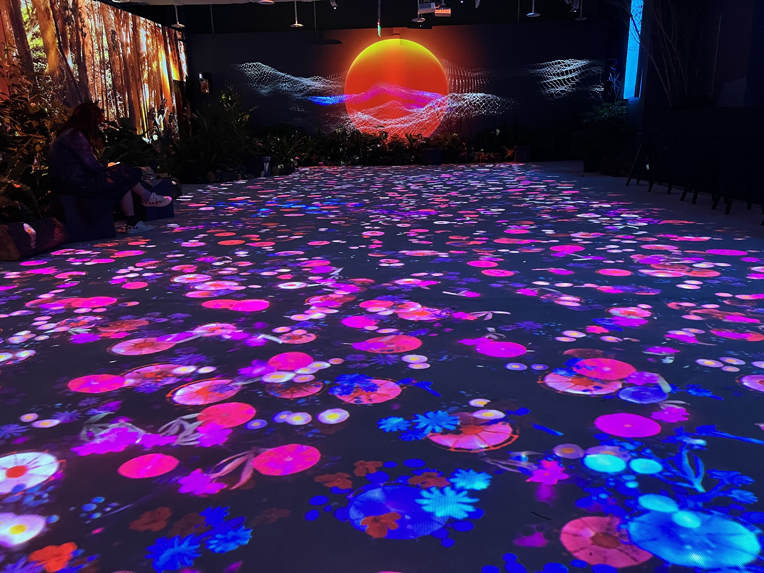 沈浸式展演「離線時區 LOG OUT TIME」，帶你登出現實、進入虛擬元宇宙世界！