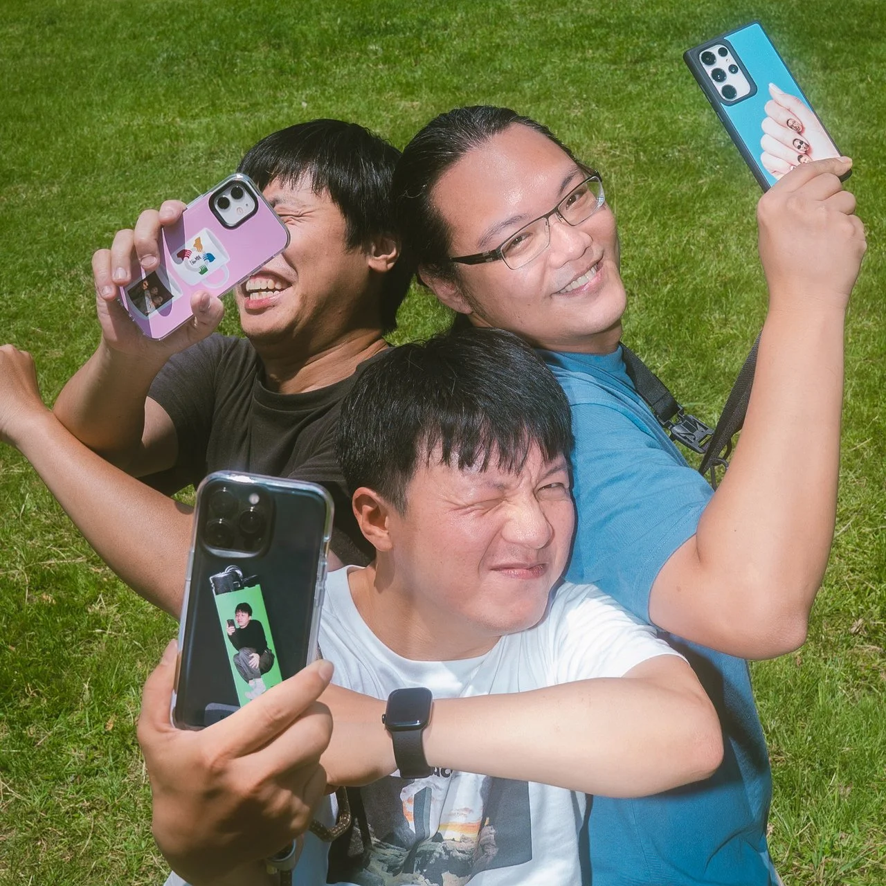 台通三人各持一款手機殼展現熱鬧氛圍_Easy-Resize.com.jpg