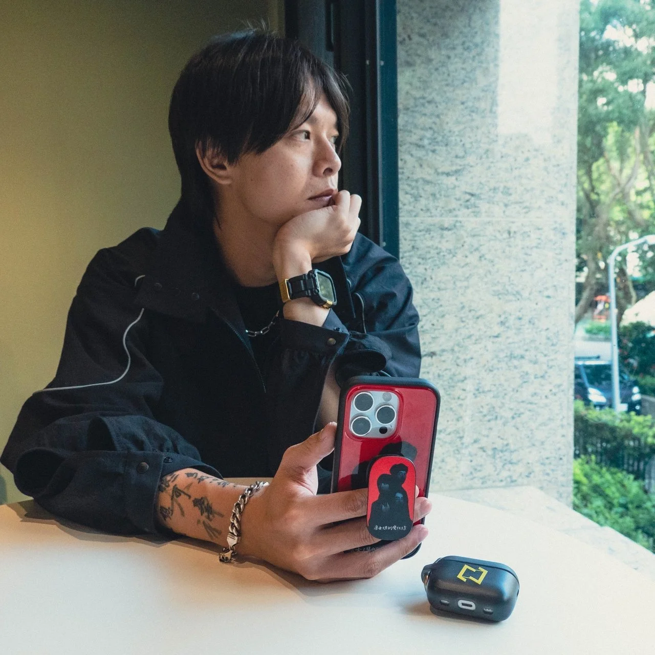 康士坦的變化球成員金毛選用眠月線系列手機殼與固架搭配KST LOGO AirPods 保護套_Easy-Resize.com.jpg