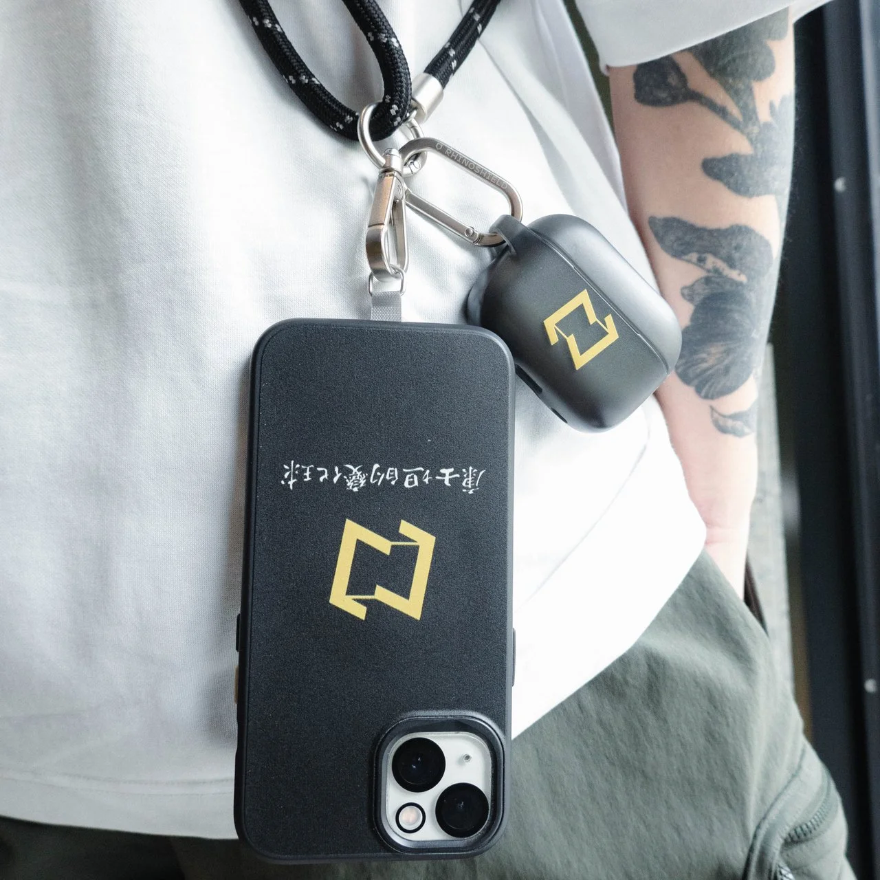 康士坦的變化球聯名系列-KST 黑黃款手機殼與KST AirPods 保護套 _Easy-Resize.com.jpg