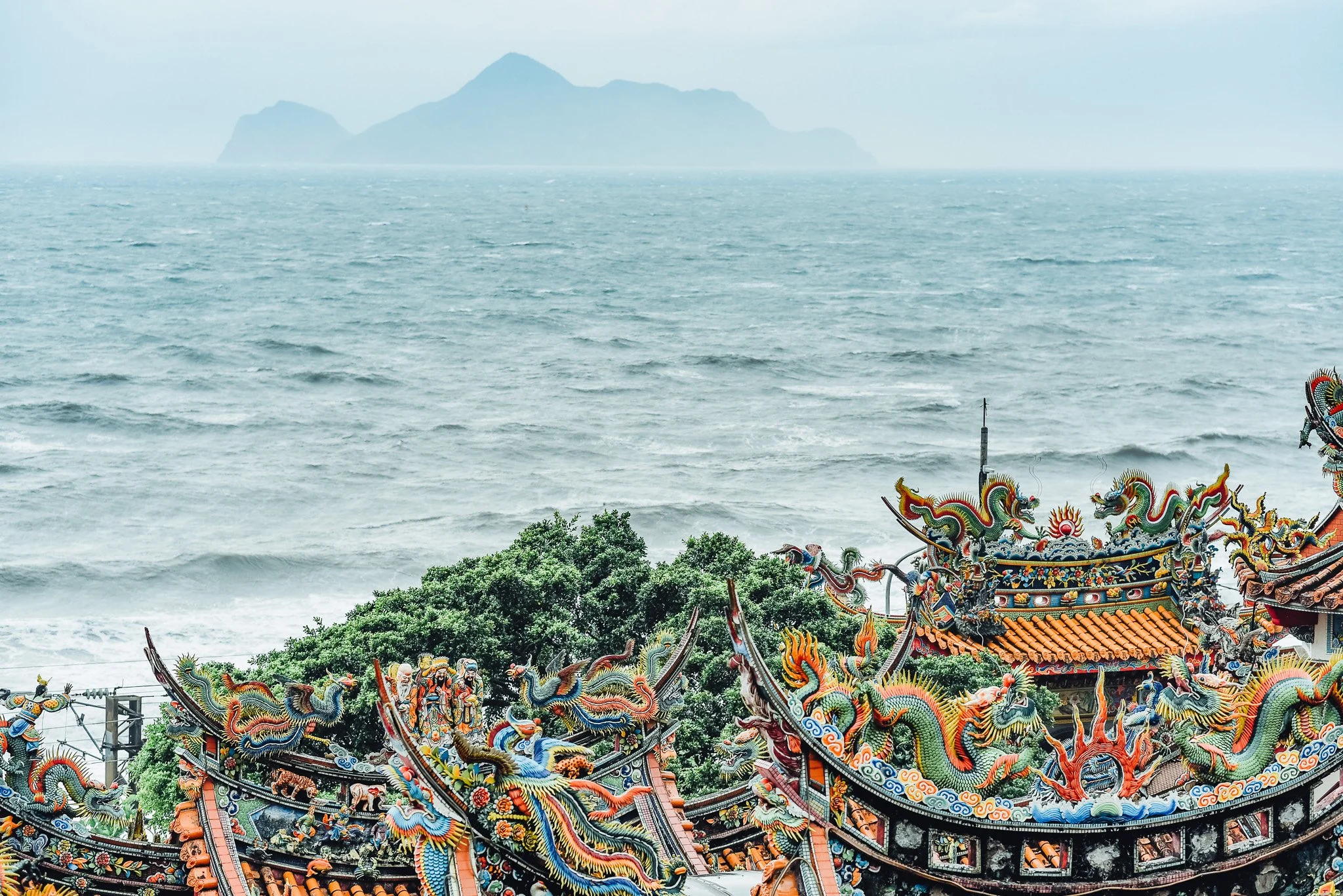 雪山山脈與太平洋的綿延交錯之間，頭城五漁鐵搭建起城市之外的遺世美好。