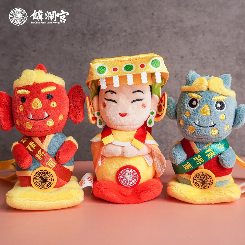 圖2. 誠品「2026馬上順曆─手帳桌掛曆展」蒐羅台味十足的Q版大甲媽、順風耳與千里眼娃娃吊飾等多款鎮瀾宮開運小物，讓你在時間自由的路上如有神助！.jpg